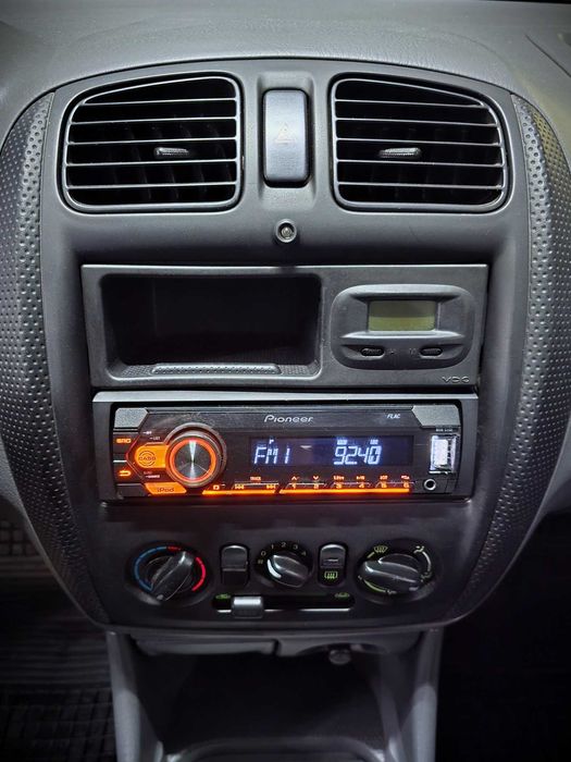 Mazda 323 F 1.3 GLX, prata, 205.000km, 1998, Muito Bom Estado