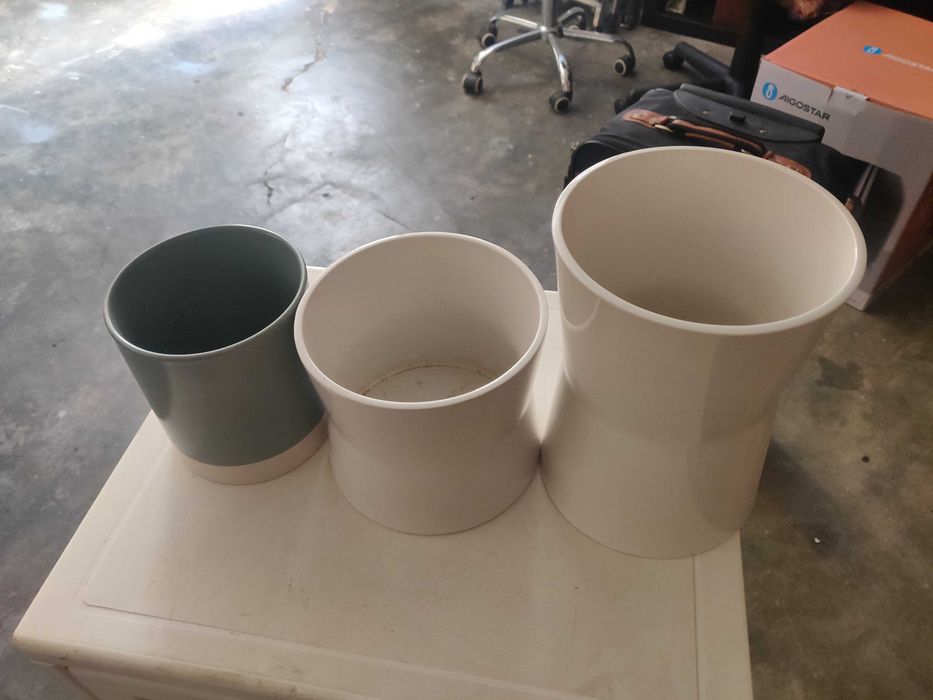 Vasos de flores em porcelana