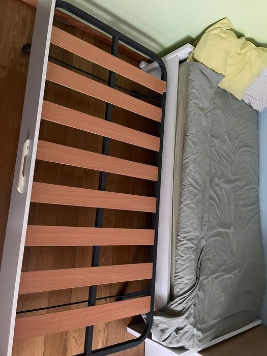 Cama  dupla Ikea com um colchão