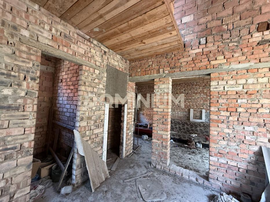 СЕРТИФІКАТ.Продається простора цегляна недобудова з великою ділянкою в с. Сасово