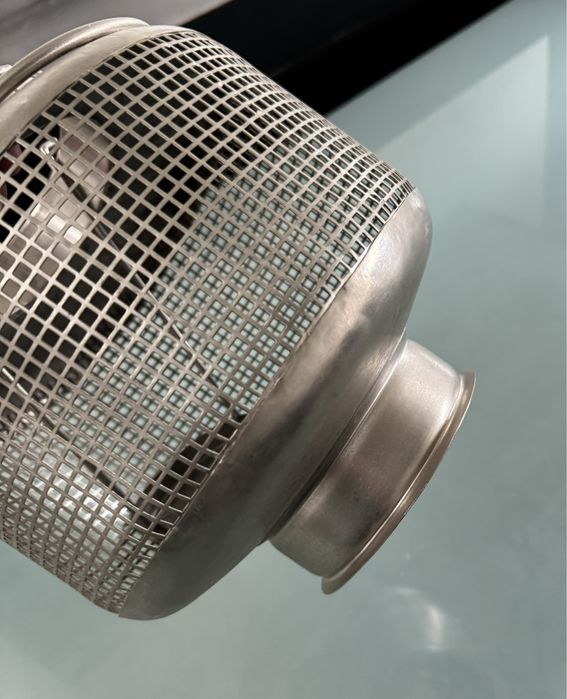 Peca de arte decorativa em metal que funciona como queima velas!