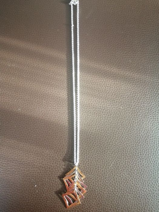 Colar de aço, com pendente