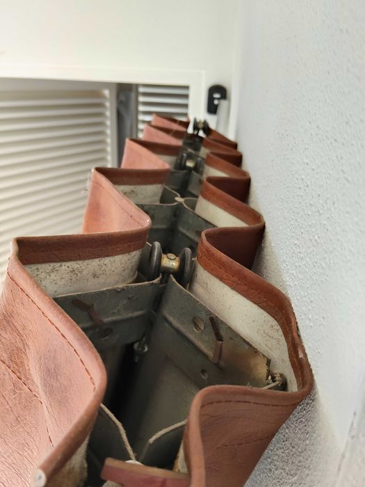 Porta de dobra bonita em couro sintético.