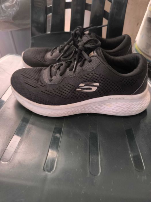 Ténis Skechers pretos tamanho 37