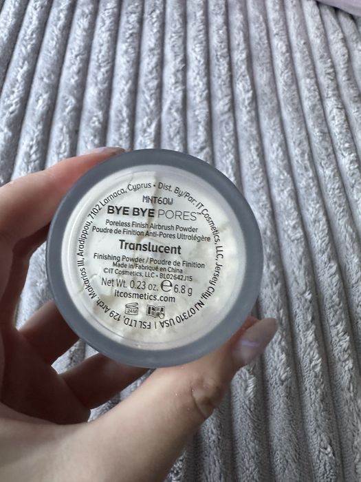 It cosmetics puder bye bye pores