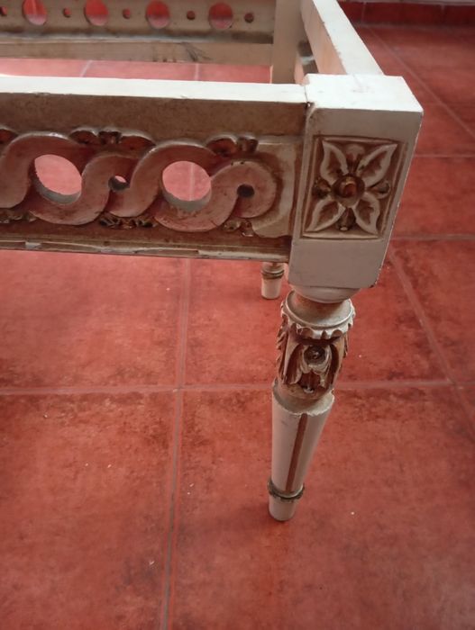 Mesa de apoio com tampo de brecha da Arrábida