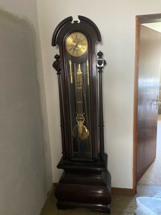 Relógio de chão, clássico, elegante e de qualidade.