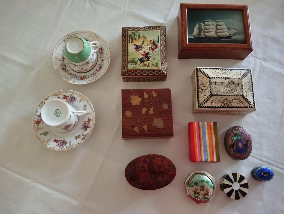 Chávenas e caixas antigas
