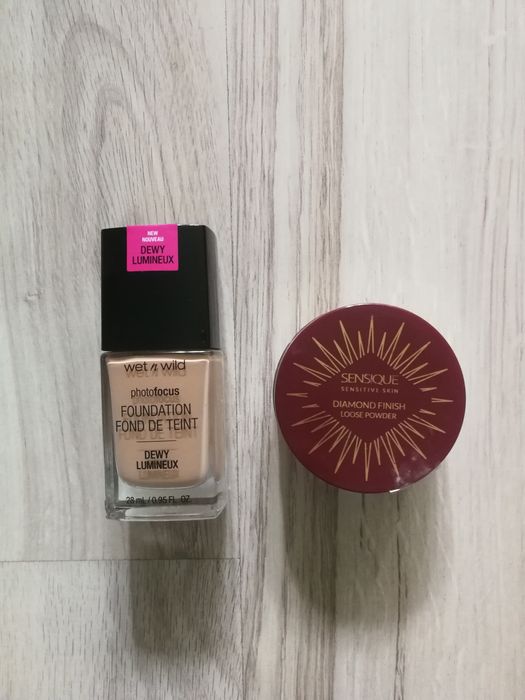 Wet n Wild podkład rozświetlający photofocus Classic Beige + Sensique rozświetlający puder sypki