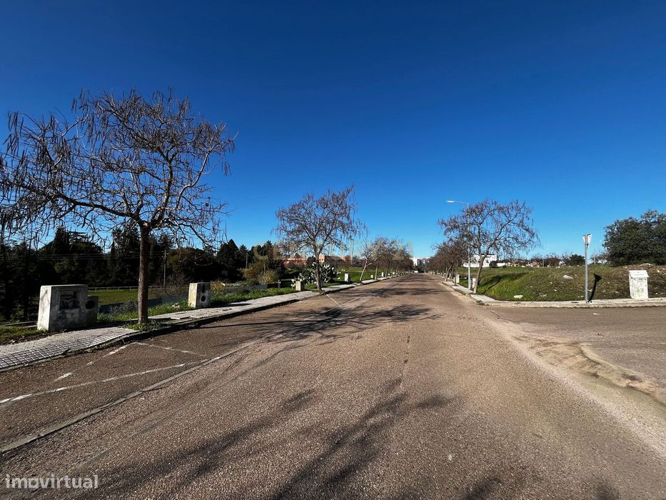 Lote 351m2 para moradia isolada dois pisos e cave em zona nobre da cid