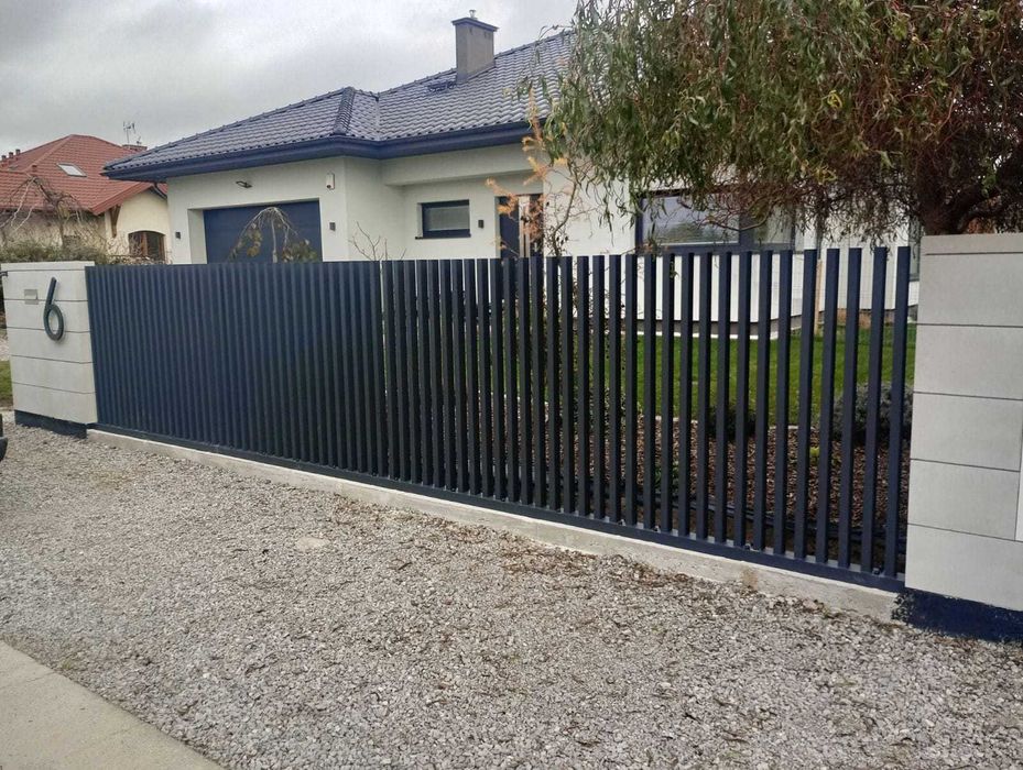 Nowoczesne ogrodzenia z aluminium profile pionowe, grzebieniowe.