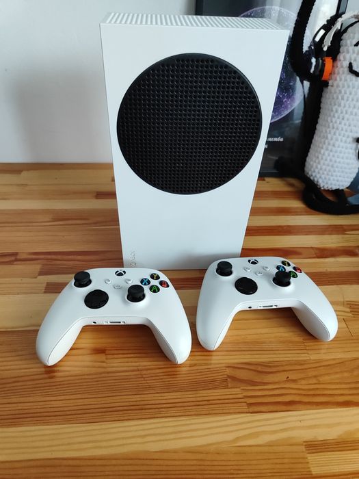 Xbox Series S та два геймпади