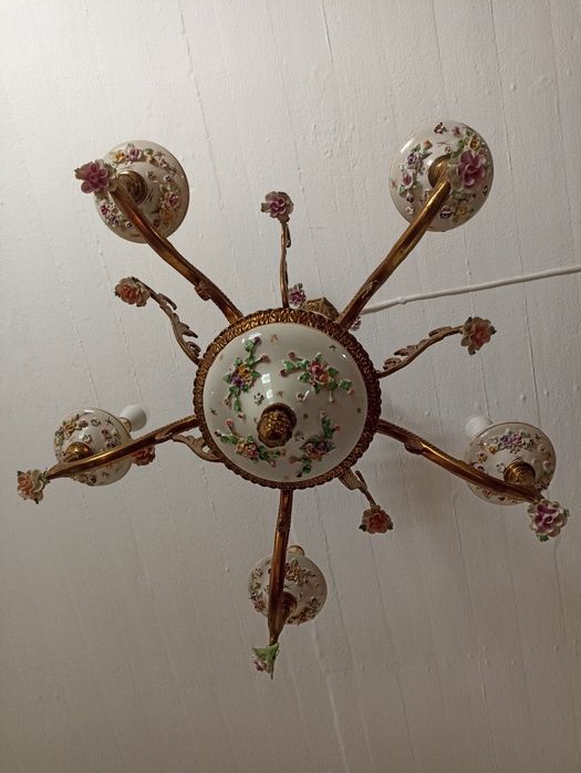 Lustre Clássico 5 Luzes em Metal Dourado e Porcelana Floral