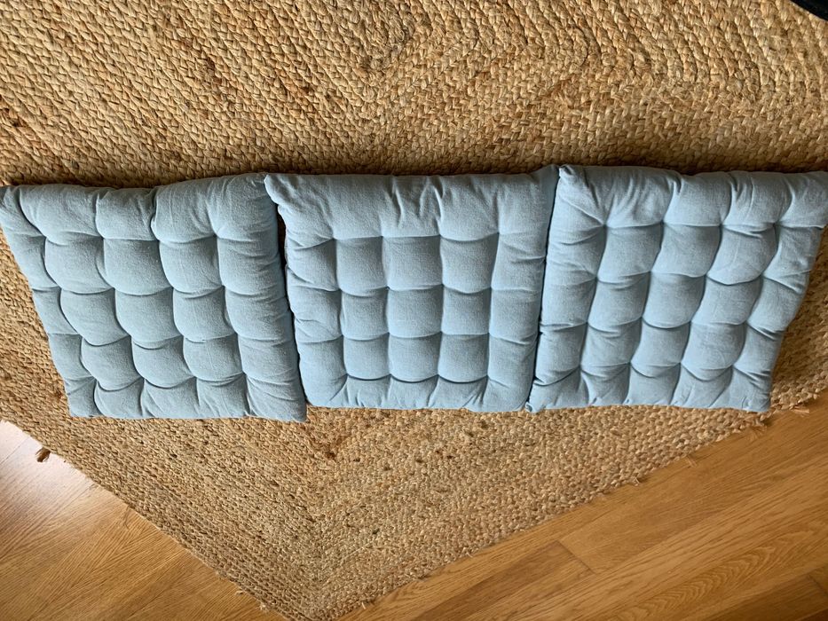 Três almofadas azul bebé