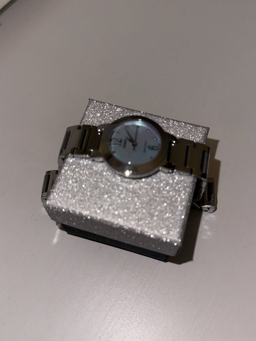 Srebrny zegarek Casio z perłową tarczą