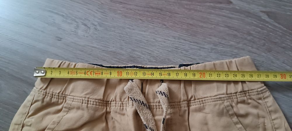 Kremowe spodenki dla chłopca 122