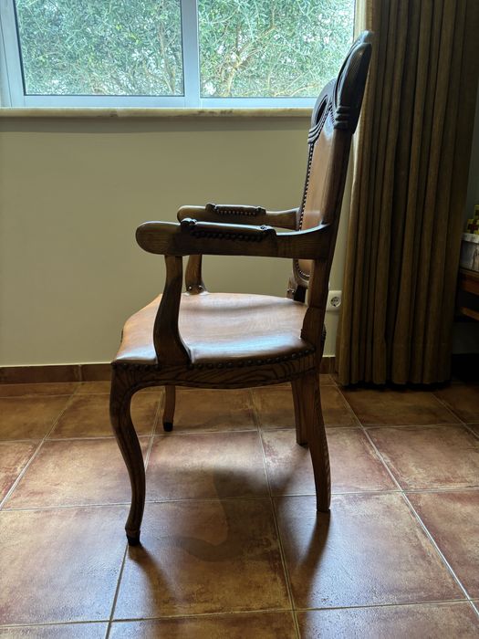 Cadeirão em madeita maciça e couro