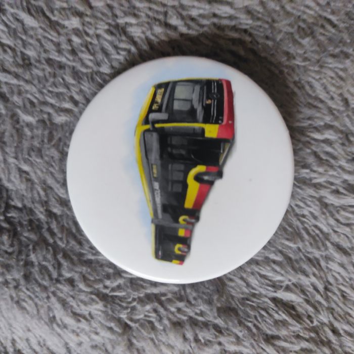 Przypinka z autobusem