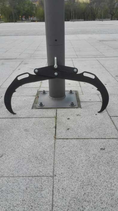 Pinça para rolos de madeira.