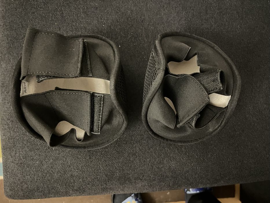 Luvas e joelheiras novas para prática de hoquei em patins