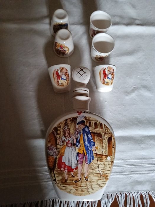 Conjunto de garrafa de Gin e 6 copas muito antigas.