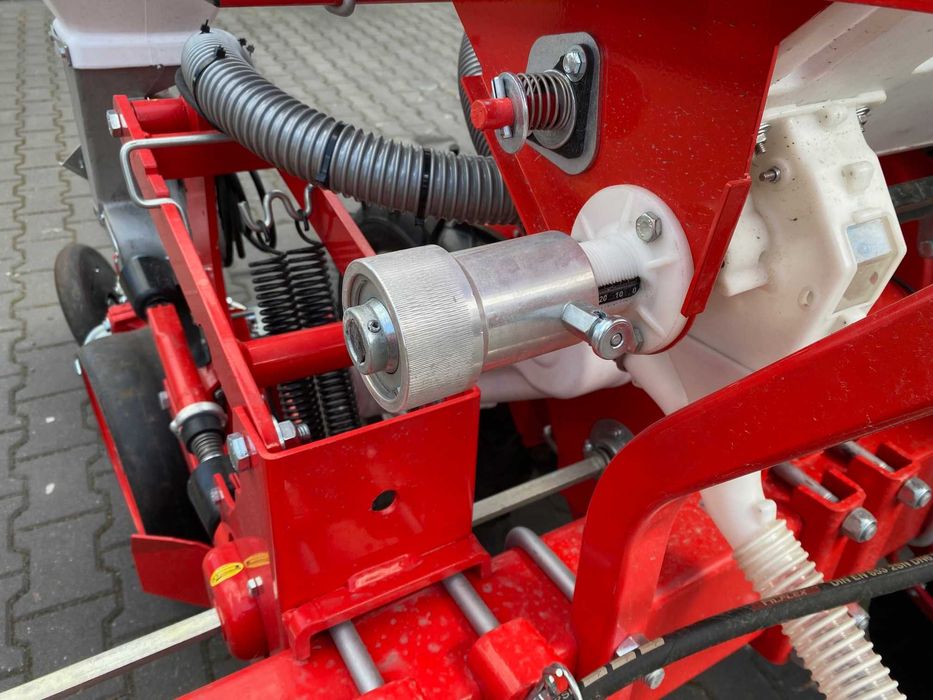 Ozdoken pneumatyczny siewnik punktowy z nawożeniem VPHE-DG4