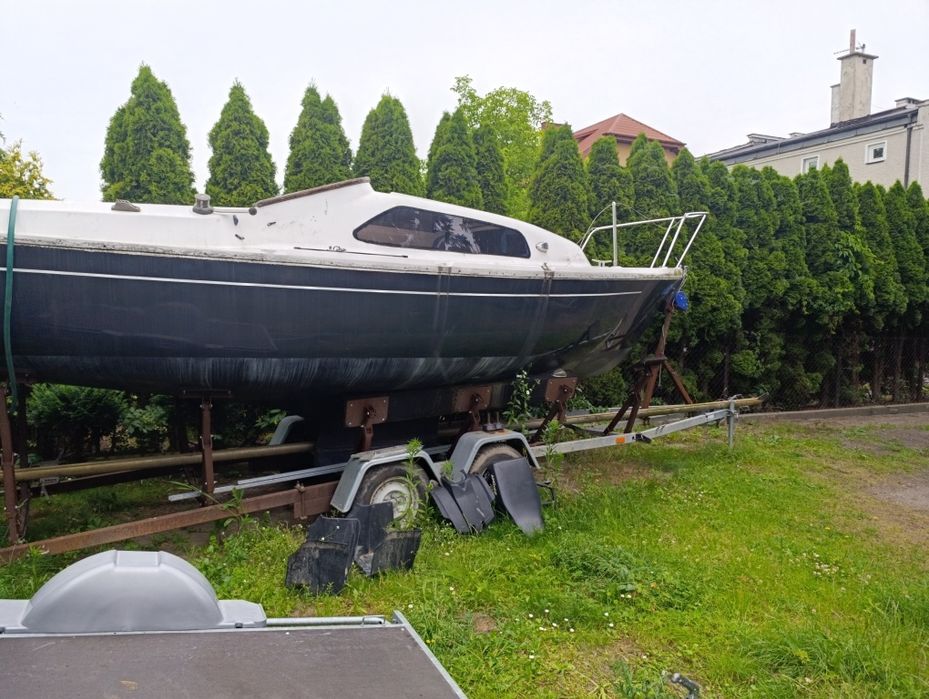 Łódź łódka żaglówka szczelna malowana z przyczepką