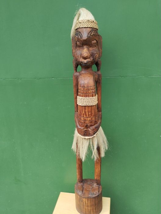 Деревʼяна статуетка