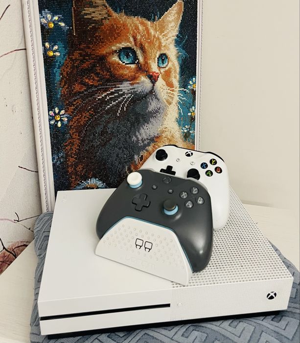 Xbox One S 1TB + 2 pady