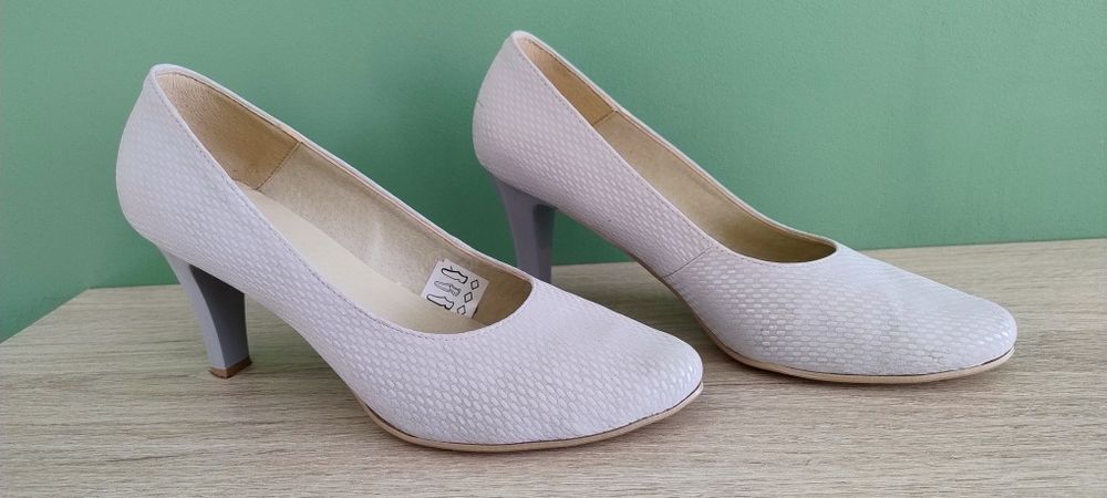 Buty na obcasie beżowe 39