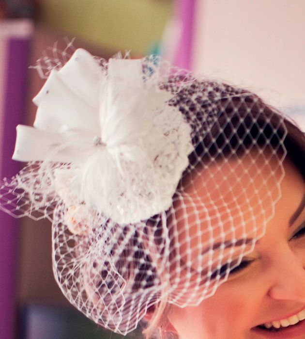 Suknia ślubna plus fascynator