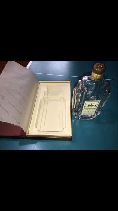 Caixa e garrafa vazia de James Martins 20 anos