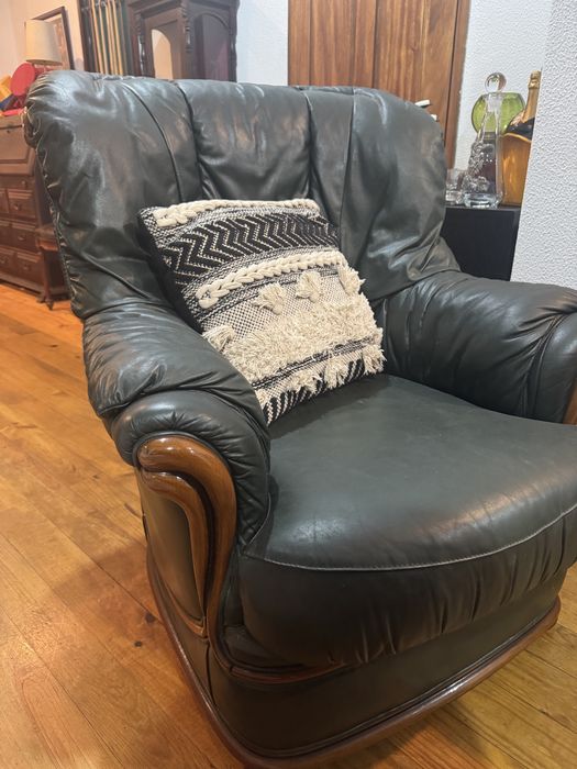 Sofa e poltronas em pele