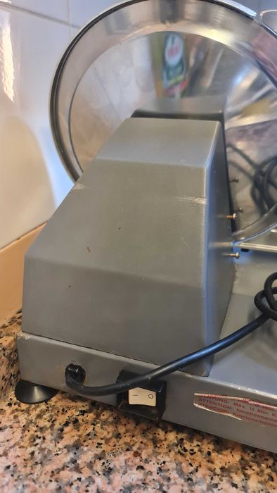 Máquina de cortar queijo e fiambre – 120 €