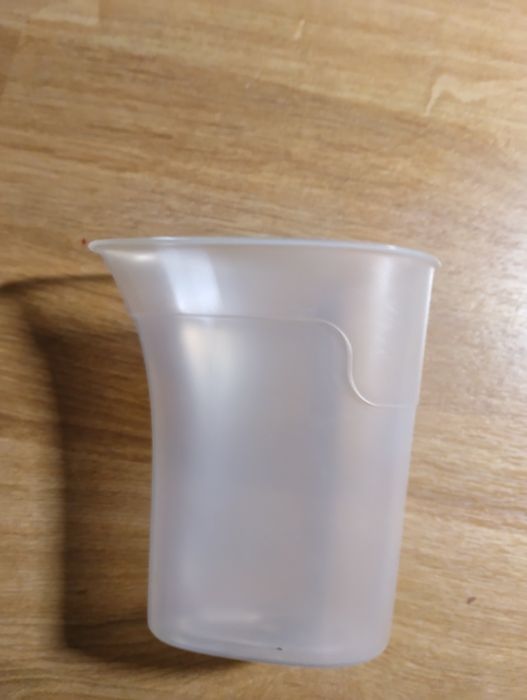 Pojemnik do odmierzania płynu z dziubkiem i miarką