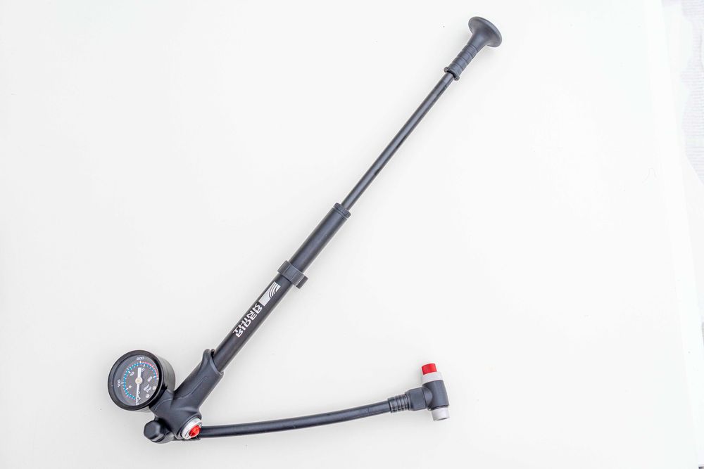 Bomba de alta pressão para enchimento de amortecedores de bicicleta