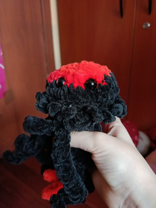 Czarno czerwona meduza na szydełku