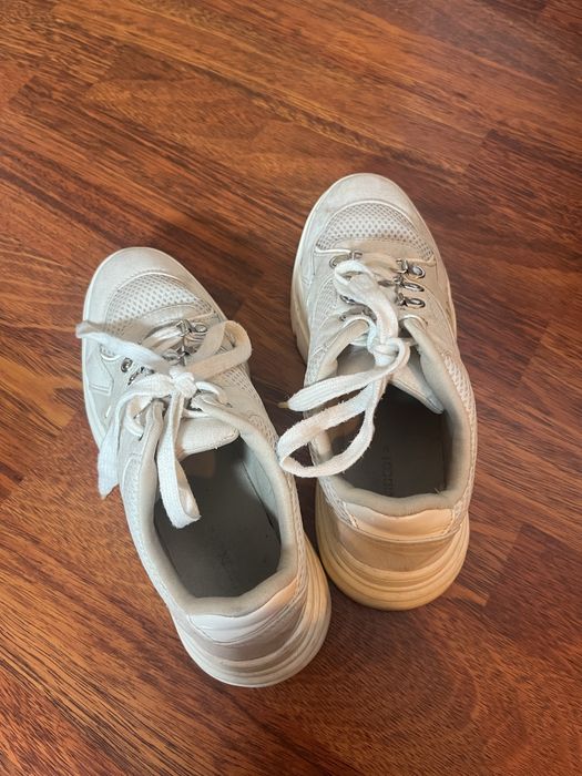 Białe sneakersy H&M z elementami zamszu