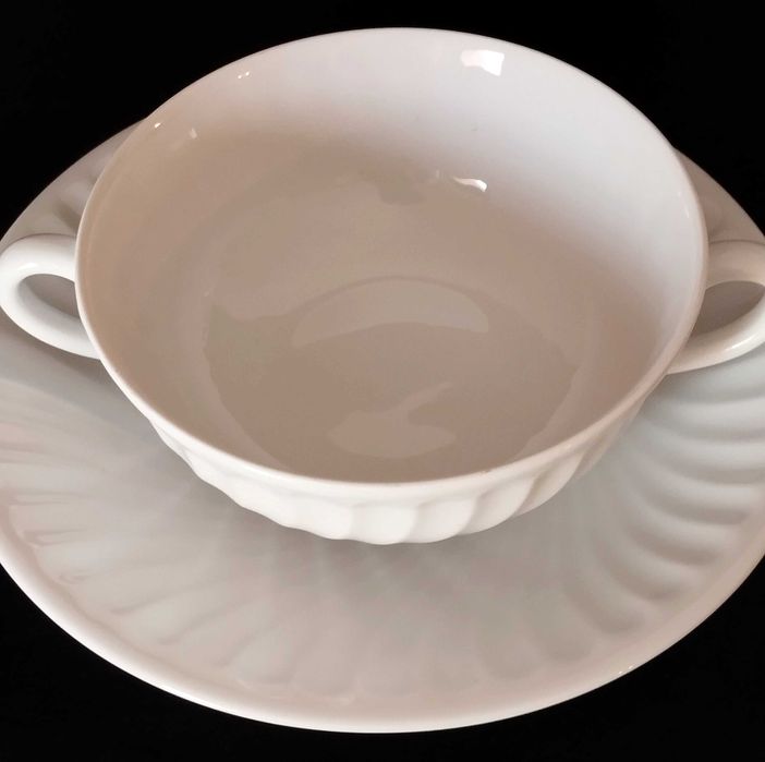 Lot 8 chávenas consomé com pires, Sagres, Vista Alegre, porcelana