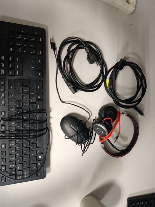 Klawiatury,kable HDMI,zasilające komputery,ladowarki  suchawki
