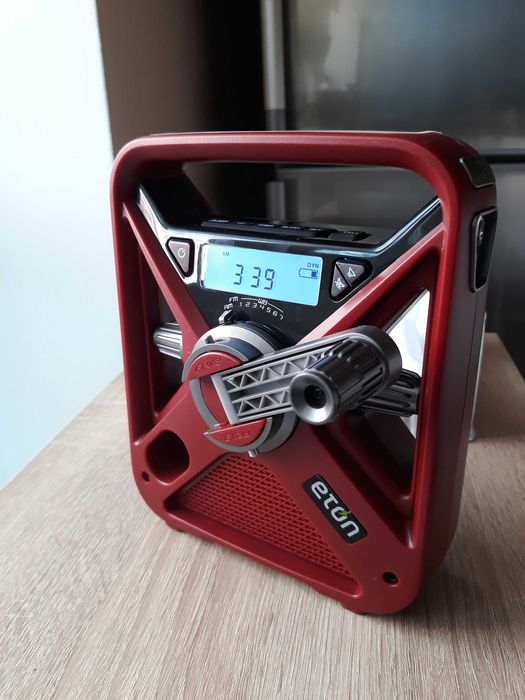 Зарядное устройство с ручным генератором и солнечной панелью и радио