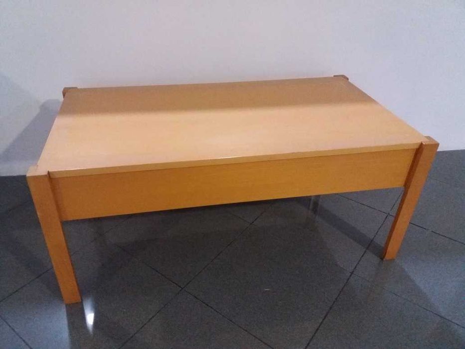 mesa e cadeiras de salas de estar.