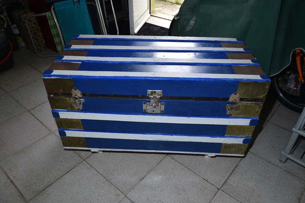 Arca antiga de folha Azul e Branca