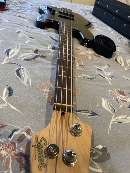 Baixo eletrico squier 4c