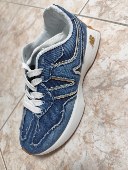 Sapatilhas NB em ganga.