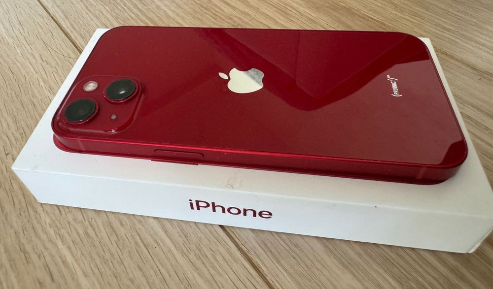 Czerwony Iphone 13