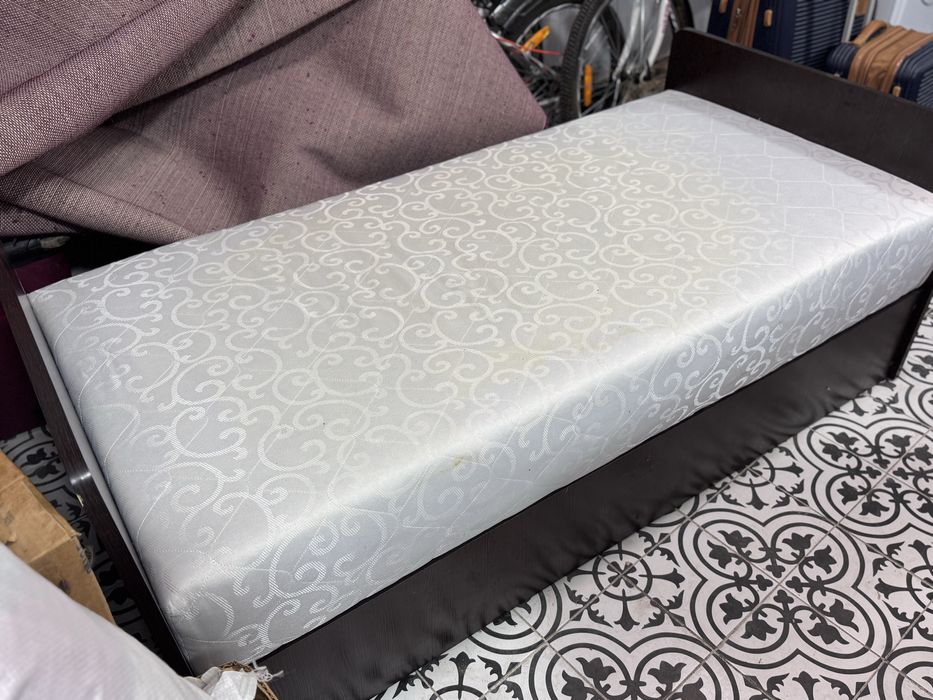 Односпальне ліжко з ящиком для зберігання