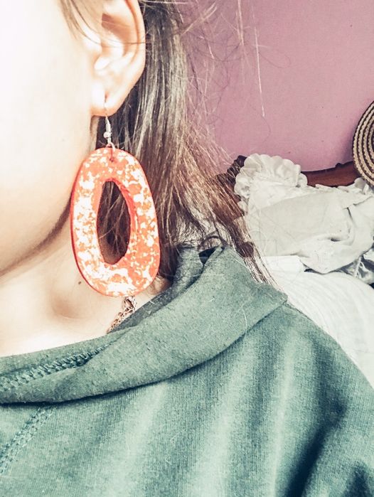 Bijuteria-brincos de massa vermelhos e amarelos