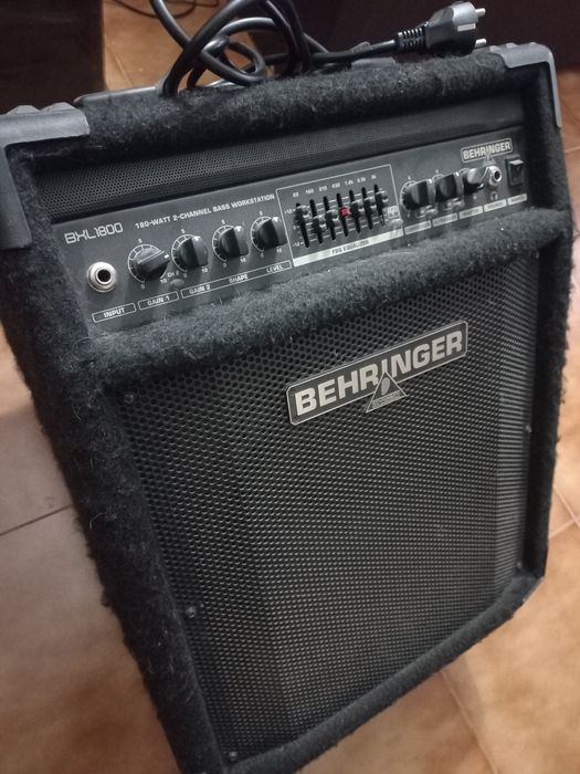 Baixo activo de  4 cordas com amplificador