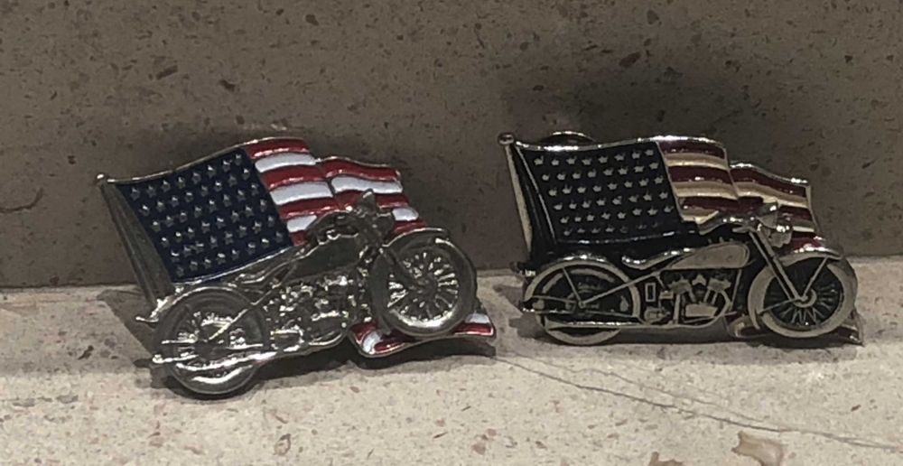 Conjunto de 2 Pin's de mota com bandeira da América